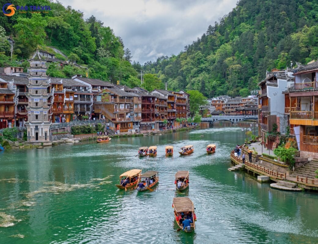 Phượng Hoàng Cổ Trấn đẹp tựa tranh